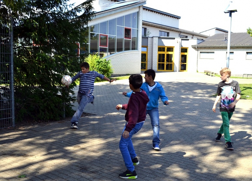 Einige Kinder spielen Fußball