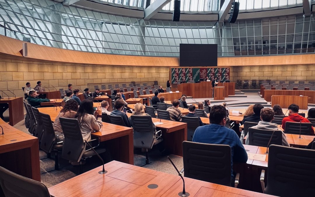 Schülerinnen und Schüler der Leonardo-da-Vinci-Gesamtschule debattieren im Landtag NRW über das „Staatsziel Glück“