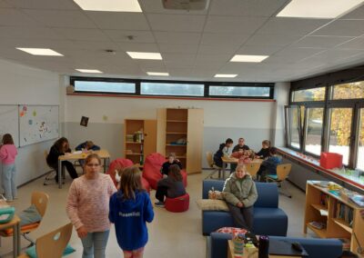 Kinder im Förderraum beim gemeinsamen Lernen