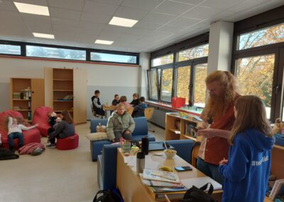 Kinder im Förderraum beim gemeinsamen Lernen