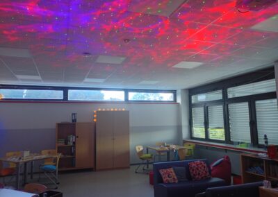 Förderraum mit Lichterketten und Discolichtern