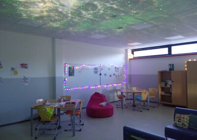 Förderraum mit Lichterketten und Discolichtern