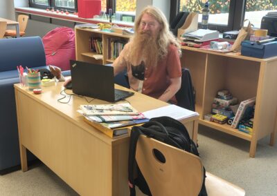 Christian Weinert am Schreibtisch im Förderraum